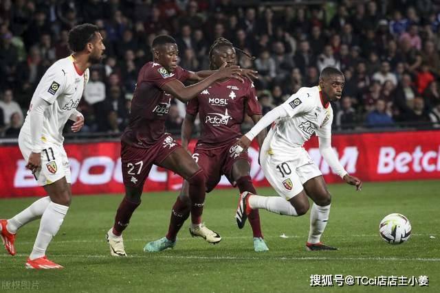 国安主场以2-1战胜浙江队保持不败，法比奥打破进球荒